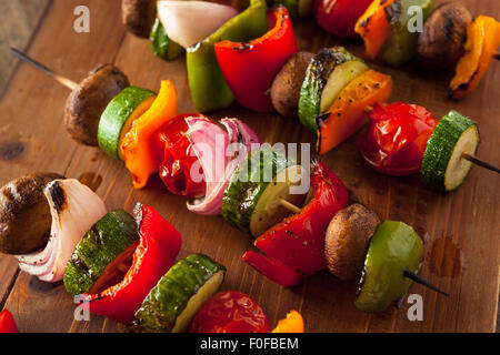 Organici vegetali casalinghe Shish Kababs con peperoni, cipolle e pomodori Foto Stock