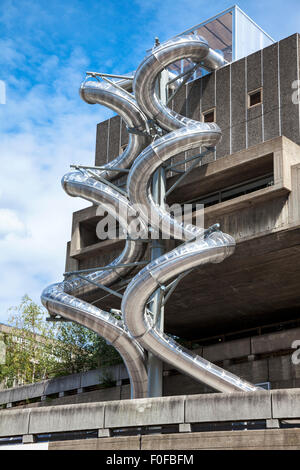 1 agosto 2015 - "diapositive isometrica' creato per il Carsten Höller il titolo di " decisione " mostra presso la Hayward Gallery di Londra, Regno Unito Foto Stock