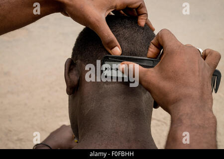 Migliaia di migranti sopportare la miseria di 'Jungle' improvvisati campi nei pressi di Calais. Foto Stock