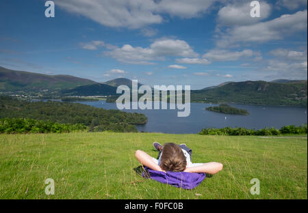 Un ragazzo si ferma a prendere in considerazione di Derwentwater nel distretto del lago da Catbells cadde vicino a Keswick, Cumbria, Regno Unito Foto Stock