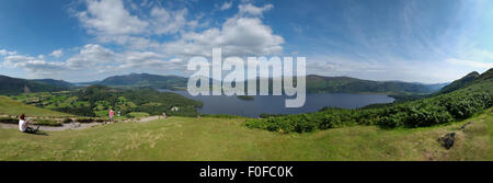 Il trekking prendere in vista di Derwentwater da Catbells cadde vicino a Keswick nel distretto del Lago Foto Stock