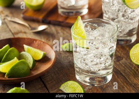 Bevande Gin Tonic con un calce guarnire Foto Stock