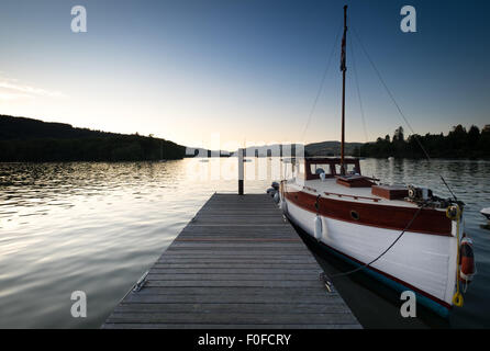 Lago di Windermere nella foto al crepuscolo da Bowness-On-Windermere, Cumbria, Regno Unito Foto Stock