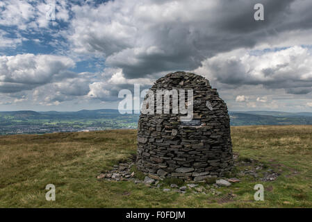 Il Memoriale di scouting Cairn su Pendle Hill Lancashire Foto Stock