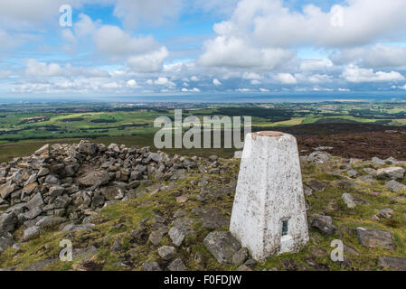 Trigpoint e vertice shelter Clougha Pike Lancashire Foto Stock