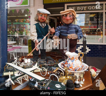 Visualizzare al di fuori di un negozio di antiquariato a Llandudno, il Galles del Nord. Foto Stock