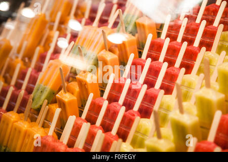 Molti ghiaccioli, sapori diversi presso La Boqueria, Barcellona Foto Stock