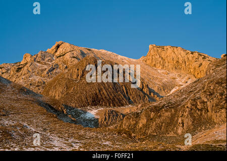 Picco Prutas al tramonto, mostrando pieghe geologiche, NP Durmitor, Montenegro, Ottobre 2008 Foto Stock