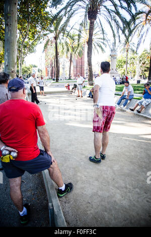 Persone a giocare a bocce presso il Parc de la Cittadella, Barcellona Foto Stock