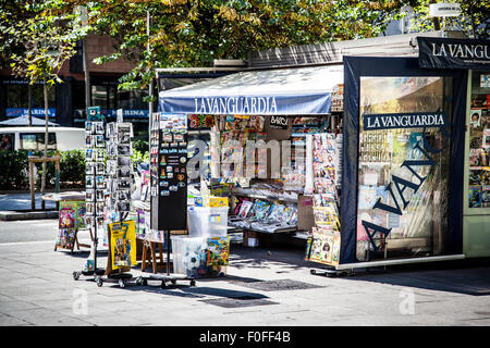 Quotidiani e riviste sul display, a Barcellona Foto Stock