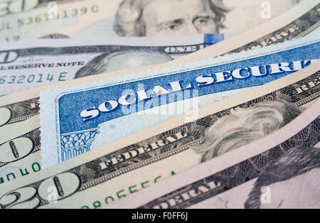 Tessera di previdenza sociale e i soldi americani le fatture del dollaro close up concept Foto Stock