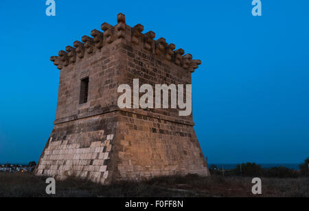 Veneziano medievale torre di avvistamento a Kiti sul tramonto. Larnaca. Cipro Foto Stock