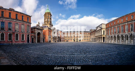 Il castello di Dublino è uno dei più famosi punti di riferimento di Dublino in Irlanda. Turisti in visita al cortile del castello di Dublino. Foto Stock