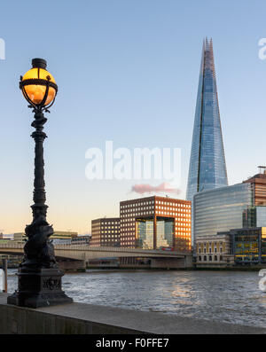 Vista di shard l'edificio più alto di Londra sulle rive del fiume Tamigi. Foto Stock