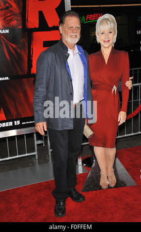 LOS ANGELES, CA - 11 ottobre 2010: Taylor Hackford con modello di esclusione di sua moglie Helen Mirren alla premiere del suo nuovo film 'Rosso' a Grauman's Chinese Theater di Hollywood. Helen è stato riprese fuori città e in grado di partecipare alla premiere. Foto Stock