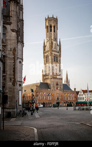 Il campanile di Bruges, o Belfort, è un campanile medievale nel centro storico di Bruges, Belgio. Foto Stock