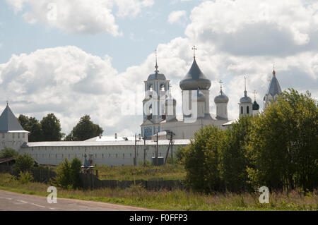 PERESLAVL-ZALESSKY, RUSSIA, luglio 25, 2015 monastero Nikitsky in una soleggiata giornata estiva Foto Stock