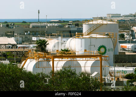 Magazzino di carburante per la navigazione aerea società BP nell'Aeroporto Internazionale di Larnaca con il mare come sfondo closeup. Larnaca. Cipro. 1 Foto Stock