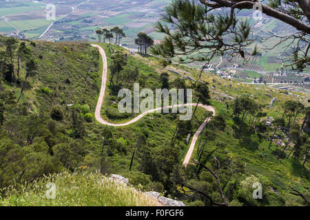 Vista collinare su una strada tortuosa su Erice vicino Trapani (Sicilia, Italia) Foto Stock