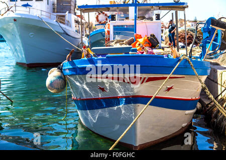 Pescherecci nel porto di Favignana in Sicilia, Italia Foto Stock