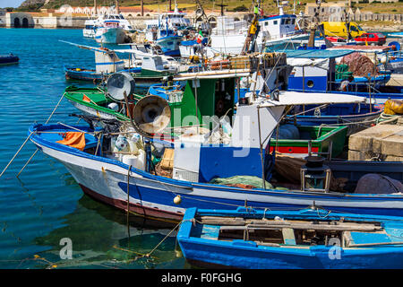 Pescherecci nel porto di Favignana in Sicilia, Italia Foto Stock