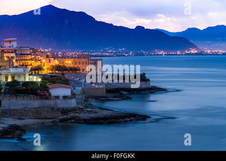 Città di Aspra vicino a Palermo, Sicilia all'alba Foto Stock