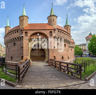 CRACOW POLONIA - Maggio 02, 2015: anonimo per i turisti che visitano la fortezza Barbakan a Cracovia Cracovia ( ), Polonia Foto Stock