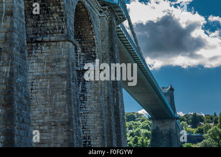 Vista del Menai Bridge , Anglesey, Galles del Nord, Regno Unito adottate il 8 agosto 2015. Foto Stock