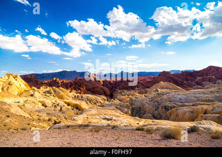 Rocce Rosse in mezzo cielo blu della Valle di Fire State Park Foto Stock