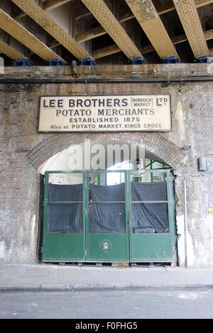Un vecchio business segno bordo sul display nel mercato di Borough pubblicità Lee fratelli la patata mercanti. Foto Stock