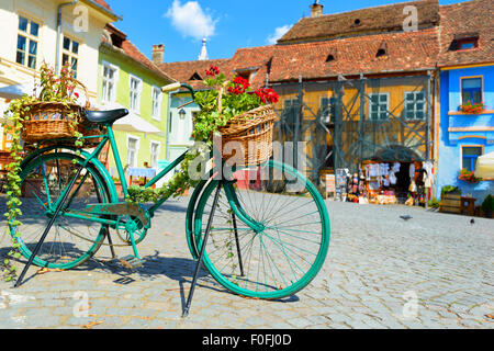 Vecchio decorativa bicicletta dotata di cestello in piazza centrale Foto Stock