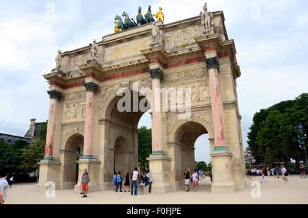 Una fotografia del Arc de triomphe du Carrousel,un arco trionfale in place du Carrousel a Parigi. Foto Stock