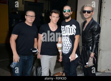 New York, NY, STATI UNITI D'AMERICA. 14 Ago, 2015. Tokio Hotel: Gustav Scha?fer, Georg Listing, Tom Kaulitz Bill Kaulitz fuori e circa per celebrità Candids - Ven, New York, NY Agosto 14, 2015. Credito: Derek Storm/Everett raccolta/Alamy Live News Foto Stock
