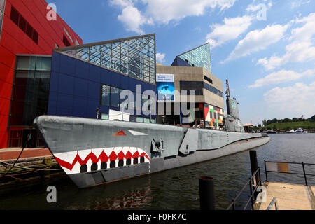 USS Torsk (una guerra mondiale II tinca sottomarino di classe) e Acquario Nazionale , Porto Interno di Baltimore, Maryland. Stati Uniti d'America Foto Stock