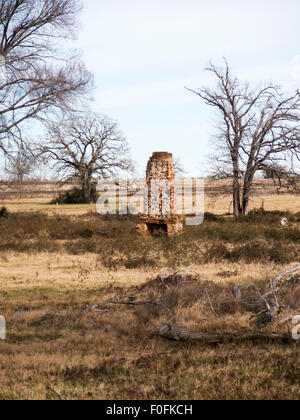 Il camino è tutto ciò che rimane di una vecchia casa di campagna nelle zone rurali del Texas Foto Stock