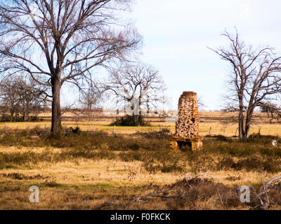 Il camino è tutto ciò che rimane di una vecchia casa di campagna nelle zone rurali del Texas Foto Stock