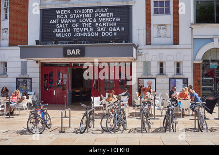 La gente seduta al di fuori il Ritzy cinema e bar di Brixton, Londra England Regno Unito Regno Unito Foto Stock