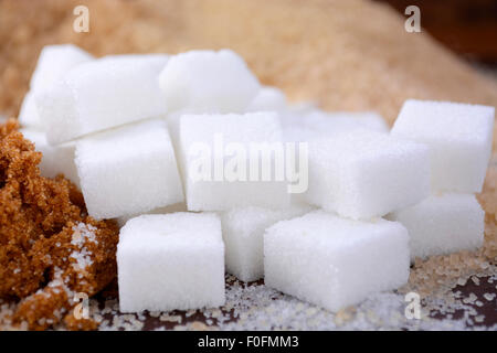 Diversi tipi di zucchero compreso il bianco, marrone, marrone scuro, demerara, caffè di cristalli di zucchero e cubetti di zucchero. Foto Stock