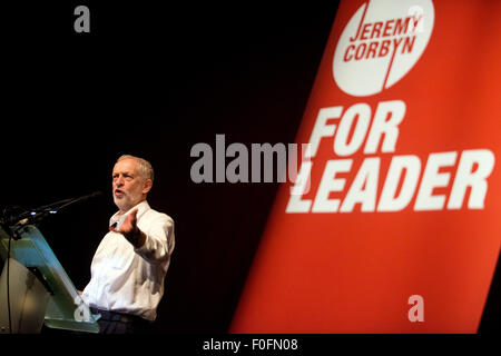 Glasgow, Scotland, Regno Unito. 14 Ago, 2015. Leadership laburista candidato Jeremy Corbyn offre un discorso durante la sua campagna in Scozia al vecchio Fruitmarket a Glasgow in Agosto 14, 2015 a Edimburgo in Scozia. Leadership laburista candidato Jeremy Corbyn sta tenendo comizi in città in tutta la Scozia. Credito: Sam Kovak/Alamy Live News Foto Stock