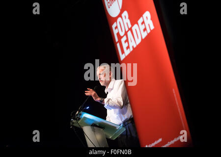 Glasgow, Scotland, Regno Unito. 14 Ago, 2015. Leadership laburista candidato Jeremy Corbyn offre un discorso durante la sua campagna in Scozia al vecchio Fruitmarket a Glasgow in Agosto 14, 2015 a Edimburgo in Scozia. Leadership laburista candidato Jeremy Corbyn sta tenendo comizi in città in tutta la Scozia. Credito: Sam Kovak/Alamy Live News Foto Stock