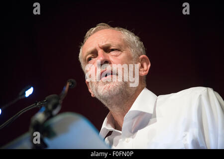 Glasgow, Scotland, Regno Unito. 14 Ago, 2015. Leadership laburista candidato Jeremy Corbyn offre un discorso durante la sua campagna in Scozia al vecchio Fruitmarket a Glasgow in Agosto 14, 2015 a Edimburgo in Scozia. Leadership laburista candidato Jeremy Corbyn sta tenendo comizi in città in tutta la Scozia. Credito: Sam Kovak/Alamy Live News Foto Stock