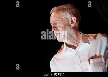 Glasgow, Scotland, Regno Unito. 14 Ago, 2015. Leadership laburista candidato Jeremy Corbyn offre un discorso durante la sua campagna in Scozia al vecchio Fruitmarket a Glasgow in Agosto 14, 2015 a Edimburgo in Scozia. Leadership laburista candidato Jeremy Corbyn sta tenendo comizi in città in tutta la Scozia. Credito: Sam Kovak/Alamy Live News Foto Stock