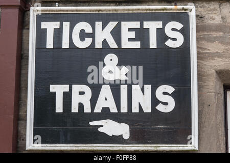Vecchia ferrovia cartello biglietti treni & Foto Stock
