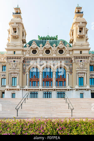 Mare di fronte facciata del casinò di Monte Carlo edificio nel Principato di Monaco visto da giardini in riva al mare a Foto Stock