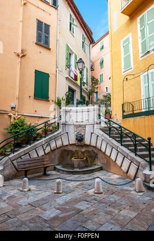 Piazzetta con fontana e Place du Conseil utilizzato per essere il centro del governo locale nella città medievale di Villefranche-sur-Mer su F Foto Stock