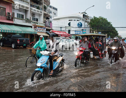 Navigare le acque alluvionali in Phnom Penh Cambogia Foto Stock