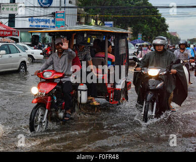 Navigare le acque alluvionali in Phnom Penh Cambogia Foto Stock