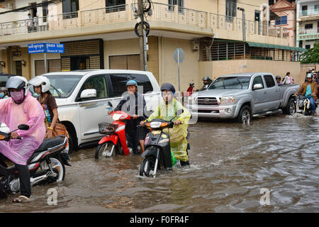 Navigare le acque alluvionali in Phnom Penh Cambogia Foto Stock