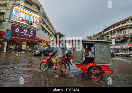 Navigare le acque alluvionali in Phnom Penh Cambogia Foto Stock