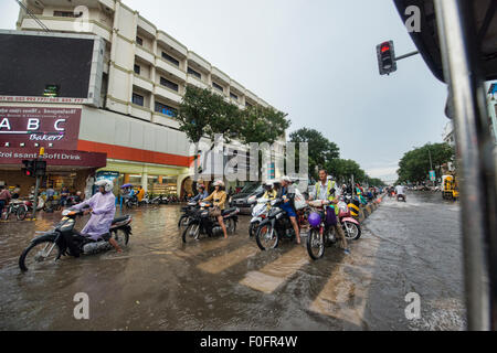 Navigare le acque alluvionali in Phnom Penh Cambogia Foto Stock